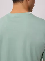 Remera blanca de manga corta, corte holgado (loose fit), cuello redondo liso.
