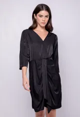 Vestido corto negro de satén con escote en V y mangas 3/4. Presenta frunces en la parte frontal y cierre invisible en la parte trasera.
