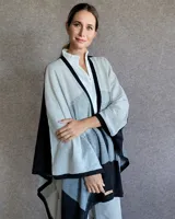 Ruana con diseño geométrico en tonos grises y negros, confeccionada en lambswool.