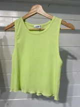 Musculosa fucsia de tejido suave y elástico, con terminaciones delicadas.