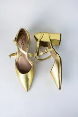 Sandalia de tacón cuadrado color blanco, con diseño de punta fina cerrada y tiras cruzadas ajustables con hebillas metálicas doradas.