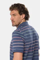 Remera polo azul marino con rayas horizontales de colores rosa, verde y celeste.