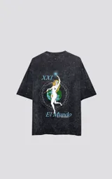 Remera negra con efecto nevado, de manga corta y cuello redondo, con calce oversize. Presenta un estampado trasero inspirado en la carta del Tarot "El Mundo" (XXI), con una figura femenina, un globo terráqueo y la frase "El Mundo".