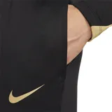 Pantalón de entrenamiento Nike Strike color gris con logo rosado, de corte slim, ligero y transpirable. Cuenta con tecnología Dri-FIT, bolsillos laterales con cierre, pretina elástica con cordón y puños con cierre.