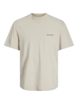 Camiseta de manga corta y cuello redondo con calce relajado. Presenta un diseño minimalista con un pequeño estampado tipográfico en el pecho.