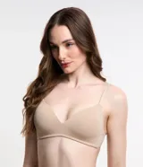 Soutien de copa triangular color beige, confeccionado en poliamida, con tirantes ajustables y cierre trasero.