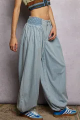 Pantalón ancho de jean claro, confeccionado en algodón, con cintura fruncida y puños elásticos.