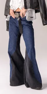 Jean de corte wide leg con diseño bicolor, combinando paneles de denim azul clásico y denim negro. Presenta una silueta amplia y fluida.