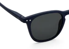 Lentes de sol Izipizi modelo #E, color azul marino con lentes grises.