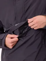 Campera tipo canguro con capucha, diseño color block en azul marino y bordó. Cuenta con cierre frontal parcial, bolsillos laterales y logo de la marca bordado en el pecho.