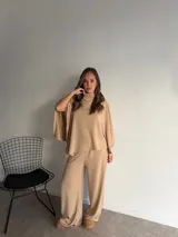 Pantalón de corte recto y holgado, confeccionado en tejido de algodón y poliéster, con cintura elástica.