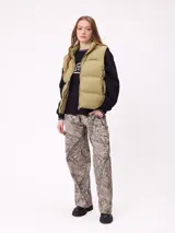 Chaleco puffer negro con cierre frontal, cuello alto y logo de la marca bordado en el pecho.