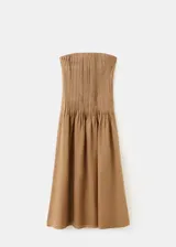 Vestido midi de ramio color marrón, sin tirantes con escote palabra de honor, diseño plisado en el corpiño y falda evasé.