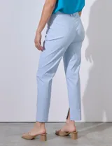 Pantalón largo de gabardina estampada a cuadros en tonos celeste y blanco, marca Zac & Rachel. Tiene bolsillos inclinados en la parte delantera y tajos internos en el ruedo.