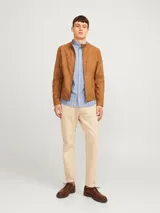 Camisa de vestir de manga larga a rayas verticales celestes y blancas, con cuello abotonado y corte slim fit.