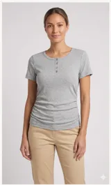 Remera de manga corta color gris melange, confeccionada en tejido acanalado. Presenta un escote redondo con tapeta de botones y detalle de frunces laterales en la cintura.