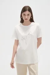 Remera de algodón de manga corta y cuello redondo, con diseño de línea fina bordado en el frente.