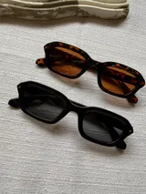 Lentes de sol modelo Dakota con armazón rectangular de acetato y protección UV400.