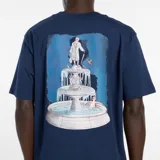 Remera de manga corta color azul marino, con cuello redondo y estampado gráfico pequeño en el pecho. Confeccionada en tejido de punto de algodón.