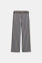 Pantalón de tiro alto y pernera recta con estampado de rayas verticales en tonos azul, marrón y beige. Incluye un cinturón delgado de color marrón oscuro con hebilla metálica dorada.