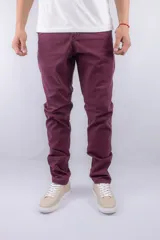 Pantalón de vestir de gabardina color bordó, corte slim fit.
