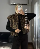 Chaleco de peluche con estampado animal print, diseño sin mangas, cierre frontal y cuello alto.