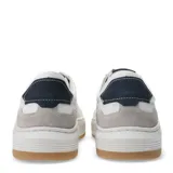 Championes urbanos Democrata modelo Guzma, color blanco con detalles en azul marino y suela de goma color caramelo. Presentan diseño acordonado con perforaciones decorativas en el lateral y refuerzo en el talón.