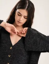 Saco tejido en mohair color gris oscuro, largo a la cintura con mangas oxford y botones marrones.