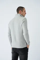 Buzo de hombre color bordó, con medio cierre frontal, cuello alto y logo estampado en el pecho. De corte regular y manga larga.