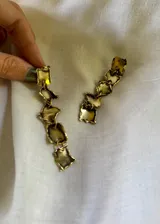 Par de aros colgantes dorados con eslabones irregulares.