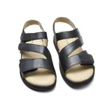 Sandalias bajas color rosa claro con tres tiras horizontales con velcro y tira trasera.