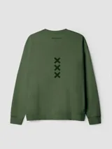 Buzo verde militar de cuello redondo, corte oversize y diseño liso.