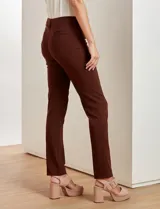 Pantalón recto color verde oliva, marca Zac & Rachel, modelo slim. Tiene pretina con pasadores, botón y cierre. Incluye tres bolsillos delanteros y dos bolsillos ojal en la parte trasera.