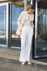 Musculosa roja de microfibra doble torsión, sin mangas, con terminación de vivos a tono en cuello y sisas, calce fit al cuerpo y largo hasta la cadera. Presenta un detalle de accesorio metálico con abertura en el escote delantero.