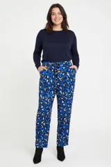 Pantalón de corte recto con estampado animal print en tonos azules, negros y beige. Presenta cintura elástica con lazo ajustable del mismo tejido y bolsillos laterales.