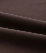 Pantalón deportivo de corte recto en color marrón, con cintura elástica ajustable mediante cordón y bolsillos laterales.