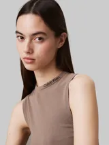 Musculosa marrón de punto de viscosa suave, corte slim, cuello redondo, ribetes de punto de canalé y logo bordado de Calvin Klein en el cuello.