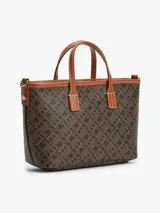 Cartera tote Tommy Hilfiger de acabado texturizado con estampado integral del monograma TH en tonos marrón y negro. Cuenta con dos asas superiores de cuero sintético tostado, bandolera extraíble, cierre de cremallera y herrajes metálicos dorados. Incluye una insignia del monograma en el frente y un detalle de anilla en D.