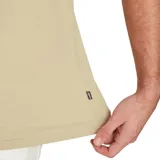 Remera Puma de manga corta, color beige claro, con cuello redondo y el logo de Puma estampado en pequeño en el pecho.