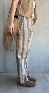 Jean de tiro medio con diseño de rayas verticales en tonos beige y marrón, corte recto y con elastano.