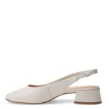 Zapatos tipo slingback de cuero negro con taco cuadrado bajo y punta redondeada.