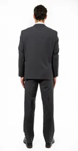 Ambo de vestir para hombre compuesto por saco de dos botones y pantalón de corte recto, confeccionado en tejido twill de poliéster y viscosa. El saco presenta solapas clásicas, bolsillos con solapa y un diseño de calce confortable.