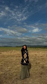 Vestido tipo sweater oversize de tejido artesanal hecho a mano, con diseño de rombos en técnica intarsia y detalles bordados. Presenta cuello redondo, mangas largas y corte holgado.