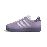 Zapatillas Adidas Gazelle Bold color lila con plataforma de goma y las tres tiras clásicas en blanco.