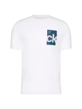 Remera Calvin Klein de color blanco, de manga corta y cuello redondo, con un estampado gráfico rectangular en el pecho que incluye el monograma CK.