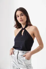 Top negro brillante con escote halter y espalda descubierta.