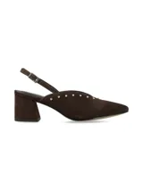 Stiletto de fiesta confeccionado en nobuck marrón, con tira ajustable en el talón, taco ancho y puntera fina. Presenta tachitas metálicas doradas decorativas a lo largo del empeine.