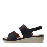 Sandalias de plataforma baja con dos tiras anchas ajustables mediante velcro. Las tiras presentan un diseño texturizado con microperforaciones. Cuenta con una tira trasera con cierre de velcro para mayor sujeción y una plantilla acolchada.
