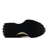 Championes urbanos New Balance modelo 327, de color marrón con detalles en blanco y suela negra. Presentan el característico logo "N" en gran tamaño de forma asimétrica y entresuela ensanchada.