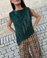 Top verde oscuro de gamuza con cuello buche, diseño sin mangas, corte asimétrico y flecos diagonales en el frente.